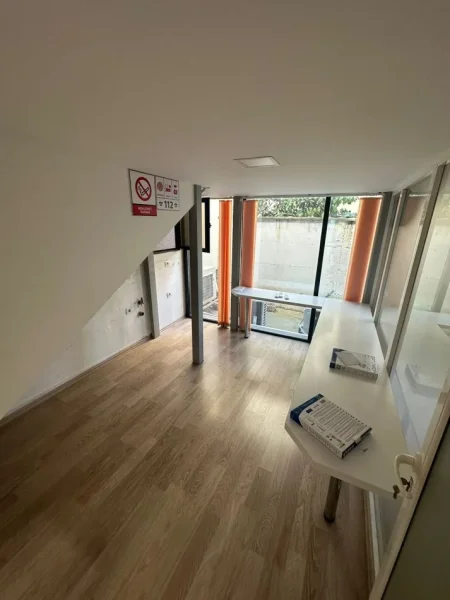 Tirane, jepet me qera ambjent biznesi Kati 0, 200 m² 2,800 € (Komuna e Parisit)