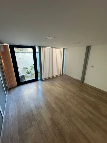 Tirane, jepet me qera ambjent biznesi Kati 0, 200 m² 2,800 € (Komuna e Parisit)