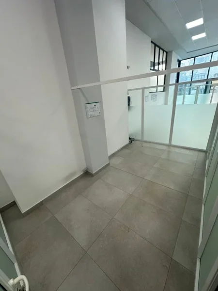 Tirane, jepet me qera ambjent biznesi Kati 0, 200 m² 2,800 € (Komuna e Parisit)