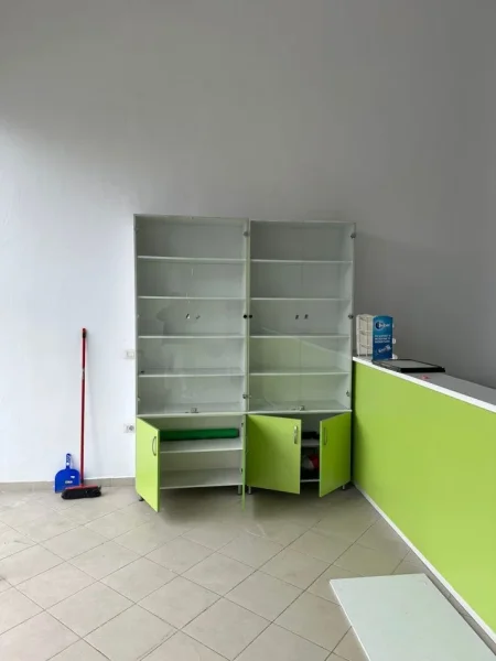 Tirane, jepet me qera dyqan Kati 0, 54 m² 400 € (Tregu Elektrik)