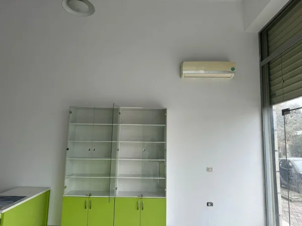 Tirane, jepet me qera dyqan Kati 0, 54 m² 400 € (Tregu Elektrik)