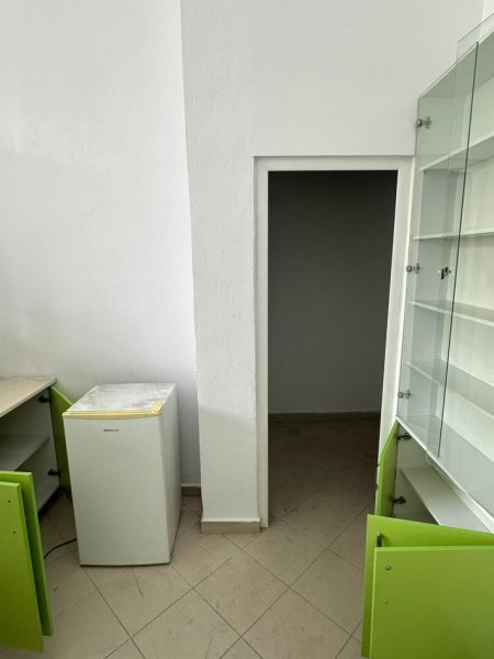 Tirane, jepet me qera dyqan Kati 0, 54 m² 400 € (Tregu Elektrik)