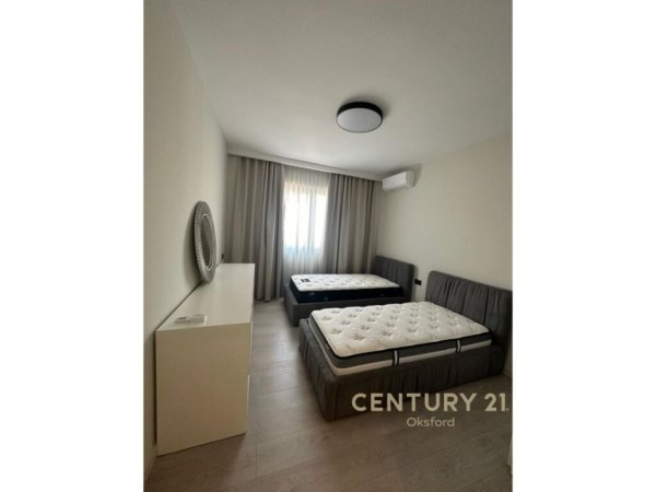 Tirane, shitet apartament 2+1+Ballkon , 103 m² 272,500 € (rruga komuna e parisit)