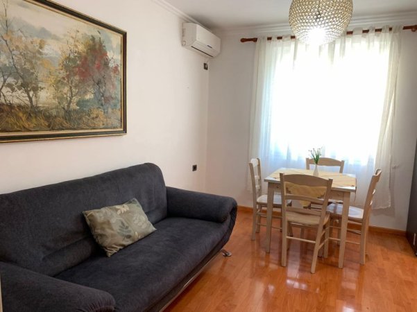 Tirane, jepet me qera apartament 1+1+Ballkon Kati 2, 60 m² 500 € 