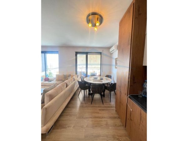 Tirane, jepet me qera apartament 2+1+Ballkon Kati 7, 120 m² 800 € (Ish Parku)
