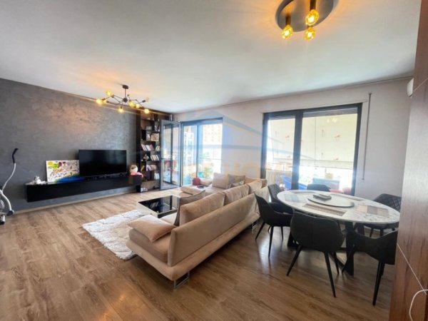 Tirane, jepet me qera apartament 2+1+Ballkon Kati 7, 120 m² 800 € (Ish Parku)