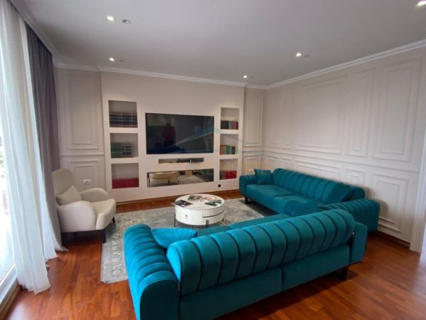 Tirane, jepet me qera apartament+verande | Penthouse 2+1+Aneks+Ballkon Kati 10, 240 m² 1,700 € 