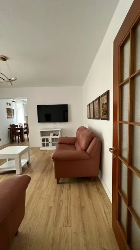 Tirane, jepet me qera apartament 2+1+Aneks+Ballkon Kati 2, 100 m² 700 € (Prane Shkolles Petro Nini)