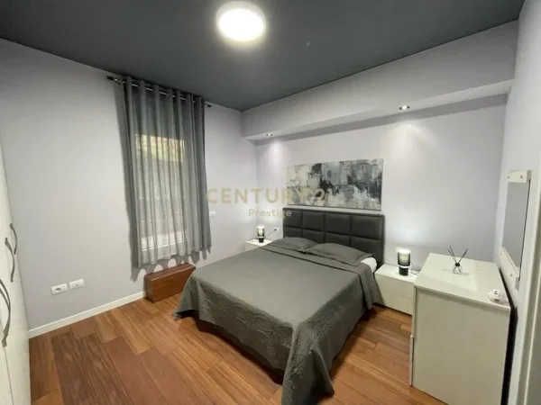 Tirane, jepet me qera apartament 2+1 Kati 0, 147 m² 700 € (liqenii thate)