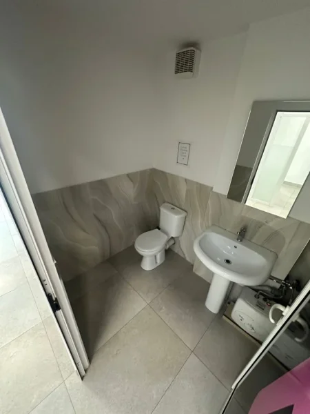 Tirane, jepet me qera ambjent biznesi Kati 0, 205 m² 3,000 € (Komuna Parisit)