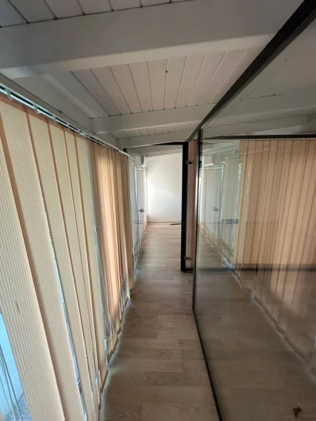 Tirane, jepet me qera ambjent biznesi Kati 0, 205 m² 3,000 € (Komuna Parisit)