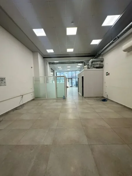 Tirane, jepet me qera ambjent biznesi Kati 0, 205 m² 3,000 € (Komuna Parisit)
