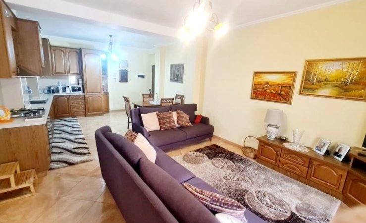 Tirane, jepet me qera apartament 2+1+Ballkon Kati 3, 100 m² 750 € (Kavajes)