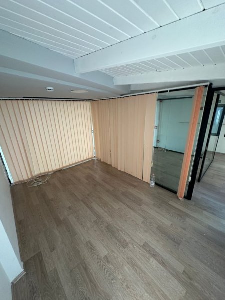 Tirane, jepet me qera ambjent biznesi Kati 0, 206 m² 3,000 € (Komuna e Parisit)