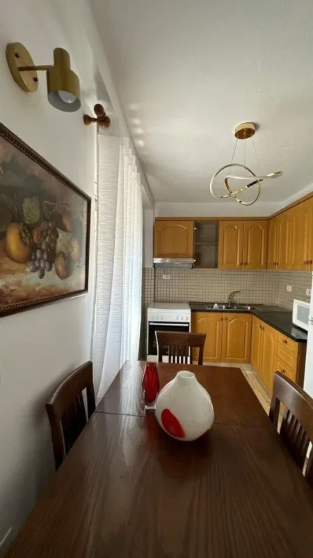 Tirane, jepet me qera apartament 2+1+Ballkon Kati 2, 100 m² 700 € (Stadiumi Dinamo)