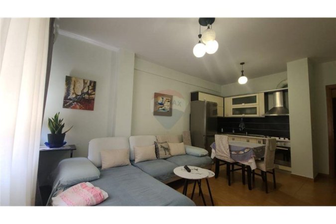 Tirane, jepet me qera apartament 1+1+Ballkon Kati 2, 65 m² 500 € (Ndrek Luca)