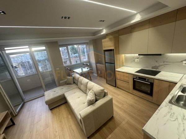 Tirane, jepet me qera apartament 2+1 Kati 5, 90 m² 650 € (BRRYLI)