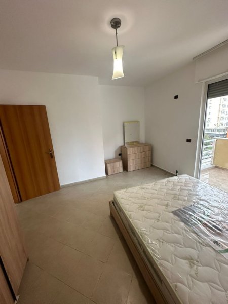 Tirane, jepet me qera apartament 1+1 Kati 3, 75 m² 550 € (Komuna e Parisit)