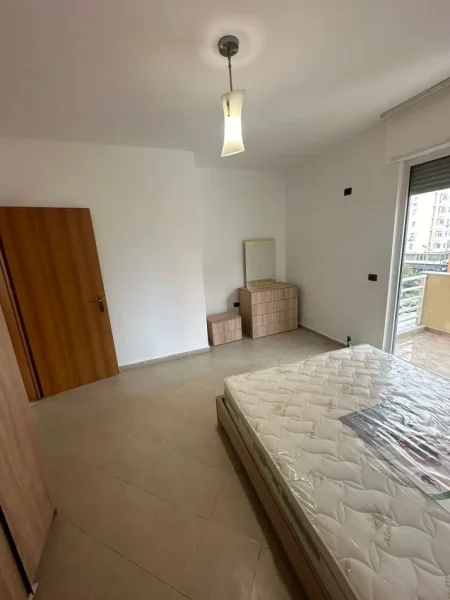 Tirane, jepet me qera apartament 1+1 Kati 3, 75 m² 550 € (Komuna e Parisit)