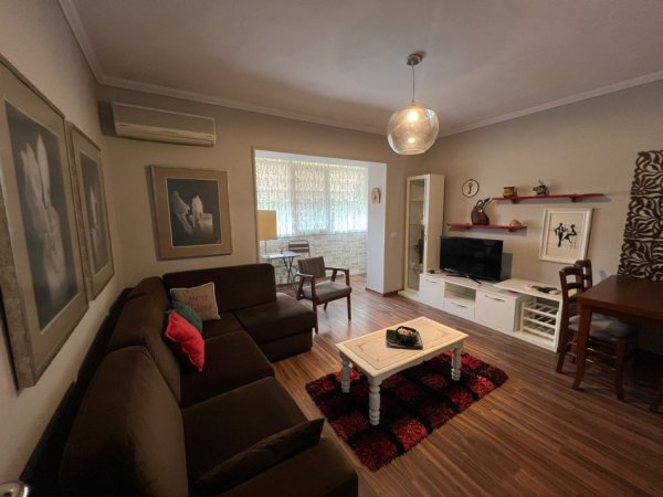 Tirane, jepet me qera apartament 3+1+Ballkon Kati 2, 100 m² 650 € (Rruga Barrikadave)