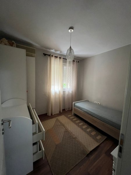 Tirane, jepet me qera apartament 3+1+Ballkon Kati 2, 100 m² 650 € (Rruga Barrikadave)