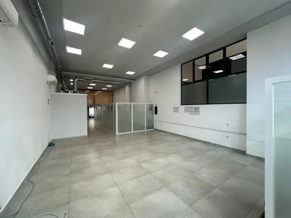 Tirane, jepet me qera ambjent biznesi Kati 0, 200 m² 3,000 € (Komuna e Parisit)