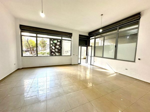 Tirane, jepet me qera dyqan Kati 0, 50 m² 300 € (Yzberisht)