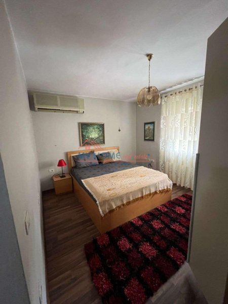 Tirane, jepet me qera apartament 3+1+Ballkon , 100 m² 650 € (Rruga Barrikadave)