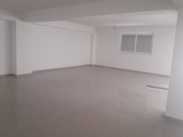 Tirane, jepet me qera ambjent biznesi Kati 1, 168 m² 1,200 € (Ferit Xhajko)