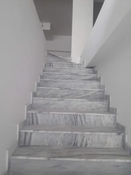 Tirane, jepet me qera ambjent biznesi Kati 1, 168 m² 1,200 € (Ferit Xhajko)