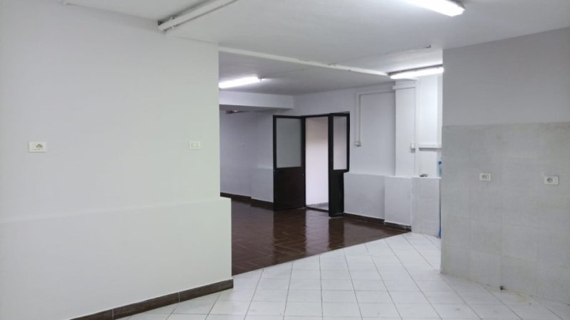 Tirane, shitet ambjent biznesi Kati -1, 110 m² 95,000 € (Irfan Tomini)