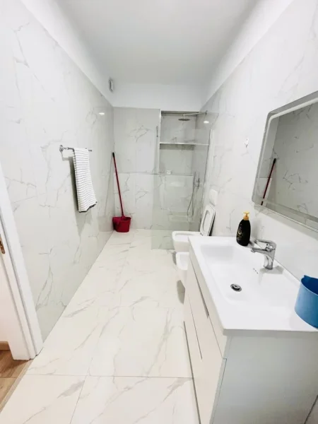 Tirane, jepet me qera apartament 2+1 Kati 0, 75 m² 450 € (Xhamlliku)
