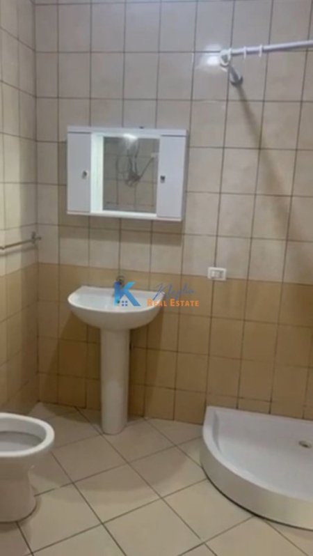 Tirane, jepet me qera apartament 2+1+Ballkon Kati 2, 100 m² (2+1 per qira te Rruga Jordan Misja, afer Gener 2)