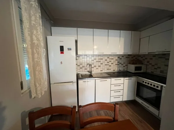 Tirane, jepet me qera 3+1 Kati 2, 100 m² 650 € (Rruga e Barrikadave)