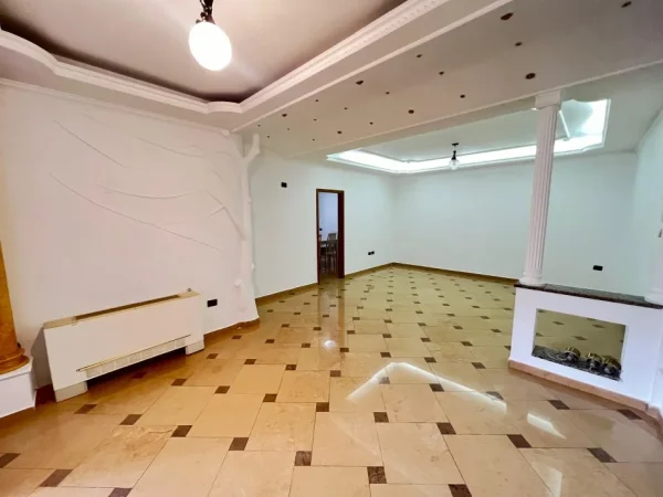 Tirane, jepet me qera ambjent biznesi Kati 1, 165 m² 1600 € (Rruga Pjeter Bogdani)