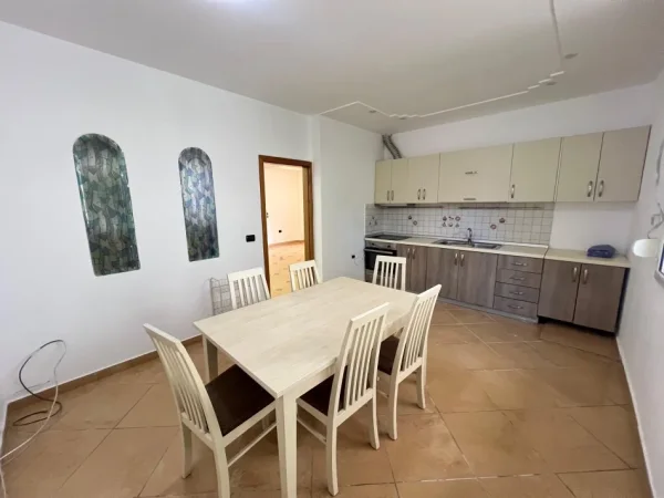 Tirane, jepet me qera ambjent biznesi Kati 1, 165 m² 1600 € (Rruga Pjeter Bogdani)