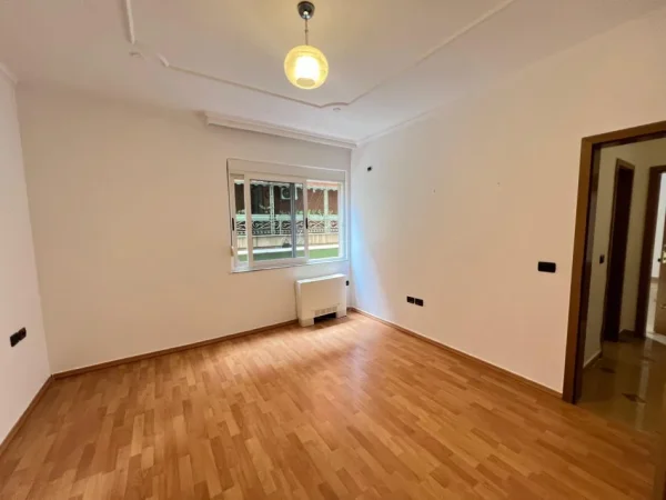 Tirane, jepet me qera ambjent biznesi Kati 1, 165 m² 1600 € (Rruga Pjeter Bogdani)
