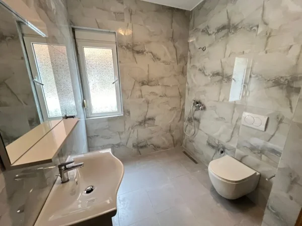 Tirane, jepet me qera ambjent biznesi Kati 1, 165 m² 1600 € (Rruga Pjeter Bogdani)