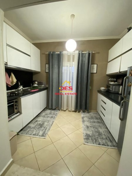Vlore, shitet shtepi 2+1 Kati 0, 280 m² 180,000 € (Rruga Andrea Varfi)