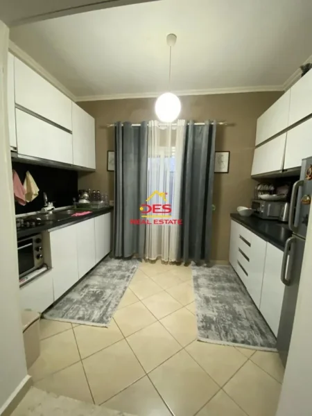 Vlore, shitet shtepi 2+1 Kati 0, 280 m² 180,000 € (Rruga Andrea Varfi)