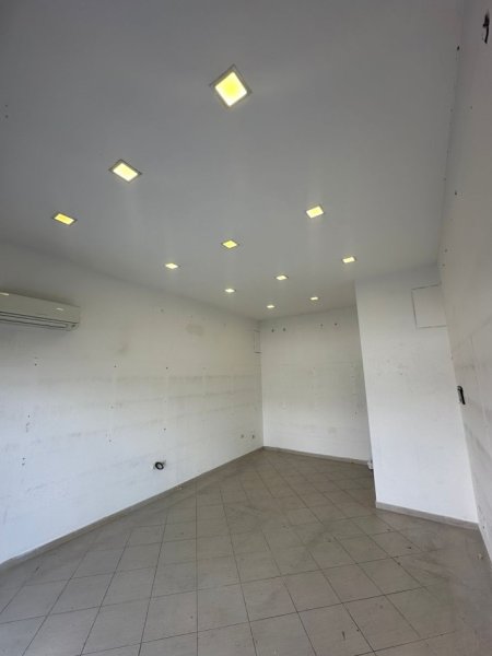 Tirane, jepet me qera dyqan Kati 0, 38 m² 550 € (ASTIR)