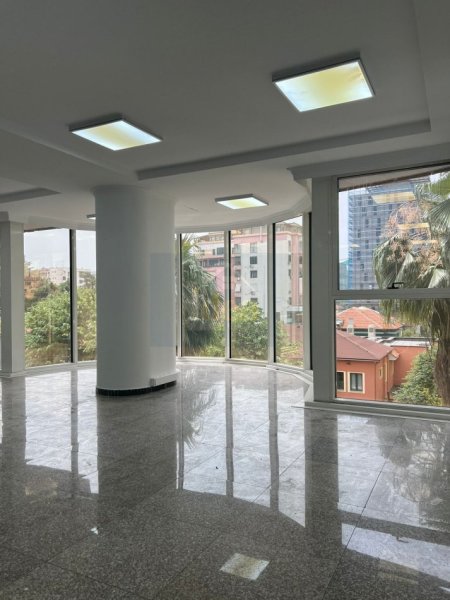 Tirane, jepet me qera zyre Kati 3, 86 m² 1,550 € (Ibrahim Rrugova)