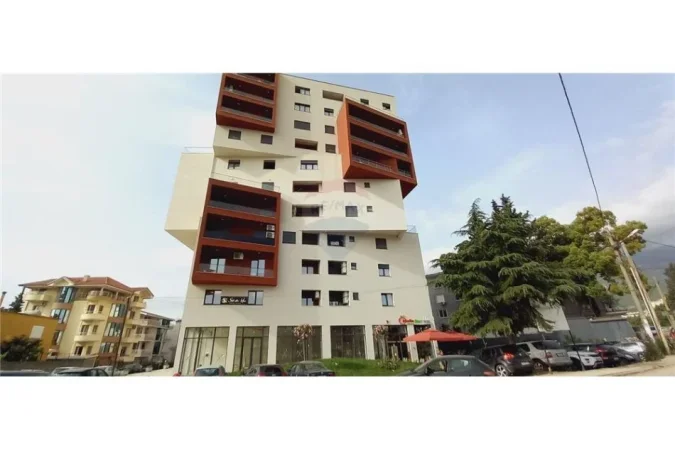 Tirane, jepet me qera zyre Kati 3, 110 m² 800 € (Jepet me qira zyre tek rreth rrotullimi Kinostudio)