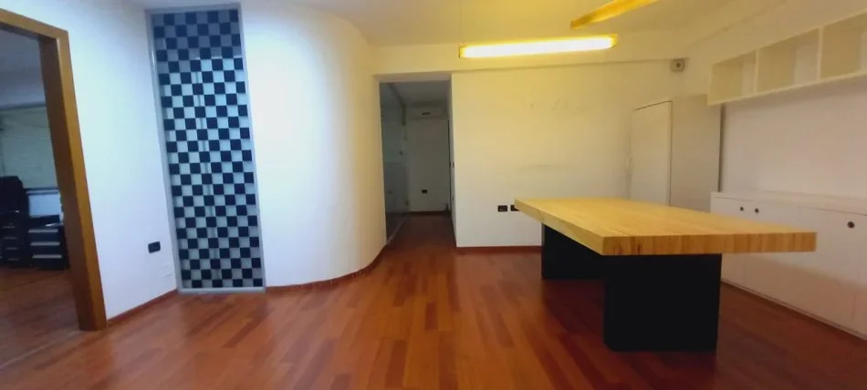 Tirane, jepet me qera Kati 2, 156 m² 2,000 € (Jepet per Qira Zyre ne Bllok , Tirane !)