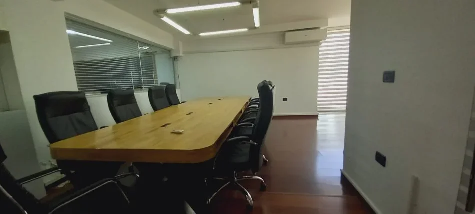 Tirane, jepet me qera Kati 2, 156 m² 2,000 € (Jepet per Qira Zyre ne Bllok , Tirane !)