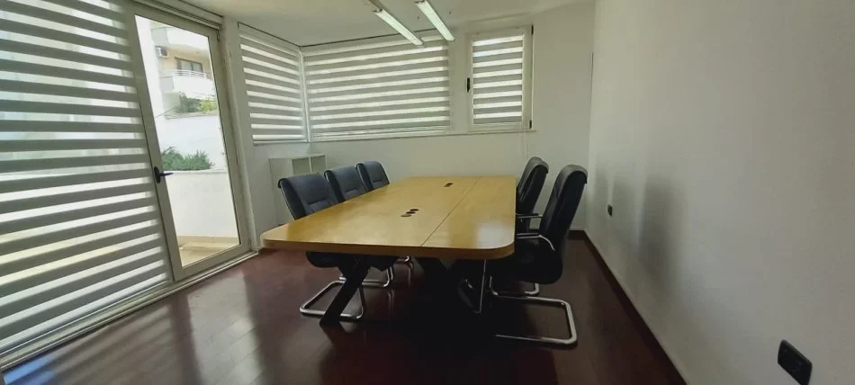 Tirane, jepet me qera Kati 2, 156 m² 2,000 € (Jepet per Qira Zyre ne Bllok , Tirane !)