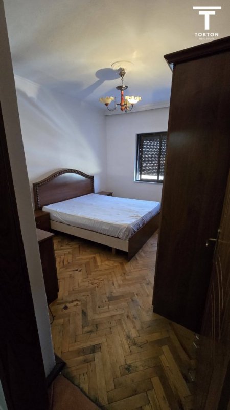 Tirane, jepet me qera apartament 2+1+Ballkon , 75 m² 400 € (Medreseja) TT 933