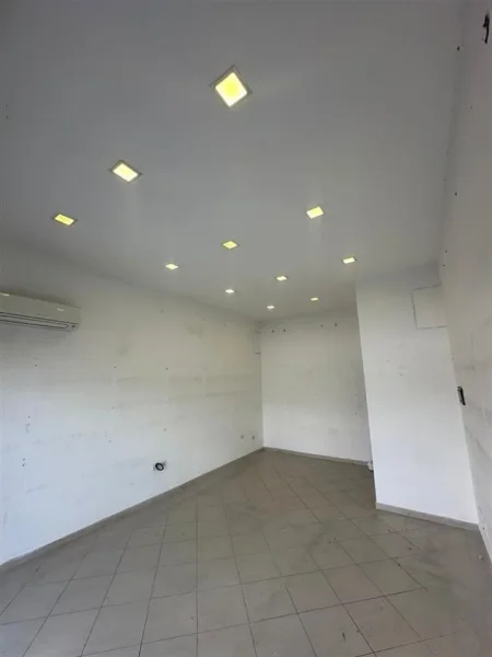 Tirane, jepet me qera ambjent biznesi Kati 0, 40 m² 600 € (Astir)