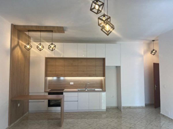 Tirane, jepet me qera apartament 2+1 Kati 1, 124 m² 500 € (stacioni i trenit)