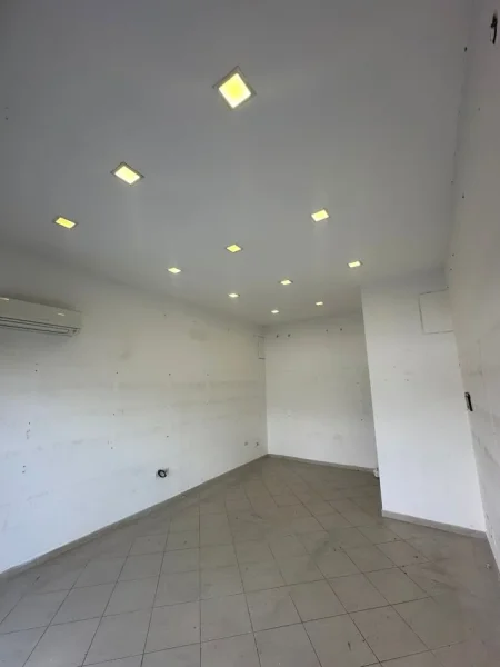 Tirane, jepet me qera ambjent biznesi Kati 0, 42 m² 600 € (Astir)